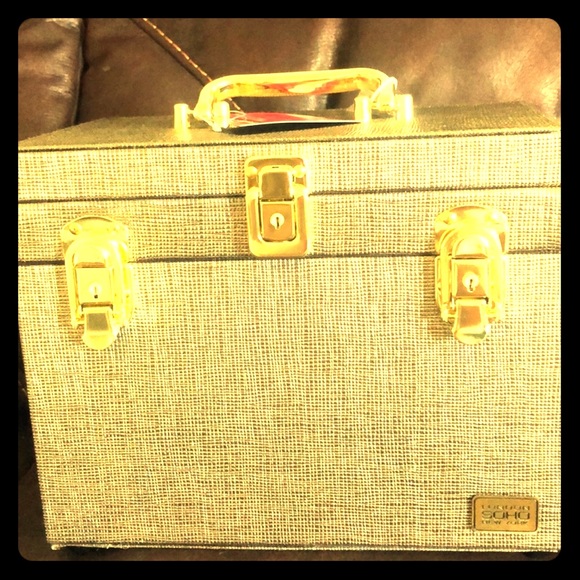SOHO Beauty Other - Large Gold Makeup Train Case w/Keys NWT
